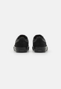 Globe MAHALO - Sapatilhas - black/acid