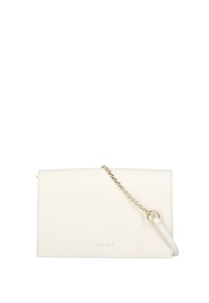 Clutch rettangolare in pelle bianca con sottile tracolla a catena dorata e piccolo logo dorato "Coccinelle" al centro davanti.