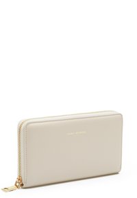 Beige leren portemonnee met een rits, voorzien van een subtiele textuur, goudkleurig logo en stikselaccenten. Rechthoekige vorm.