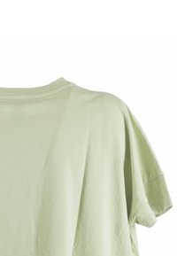 T-shirt verde chiaro a maniche corte con scollo rotondo. Tessuto morbido e liscio; vestibilità comoda con maniche arrotolate e dettagli di cucitura discreti.