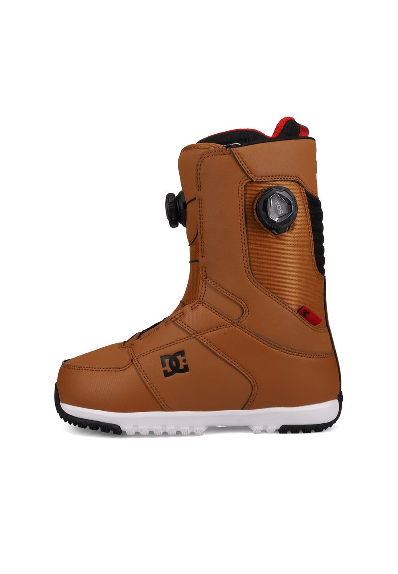 Braunner Snowboardstiefel mit strukturiertem Obermaterial, schwarzen Akzenten, einem runden Drehverschluss zum Festziehen und einer kontrastierenden weißen Sohle.