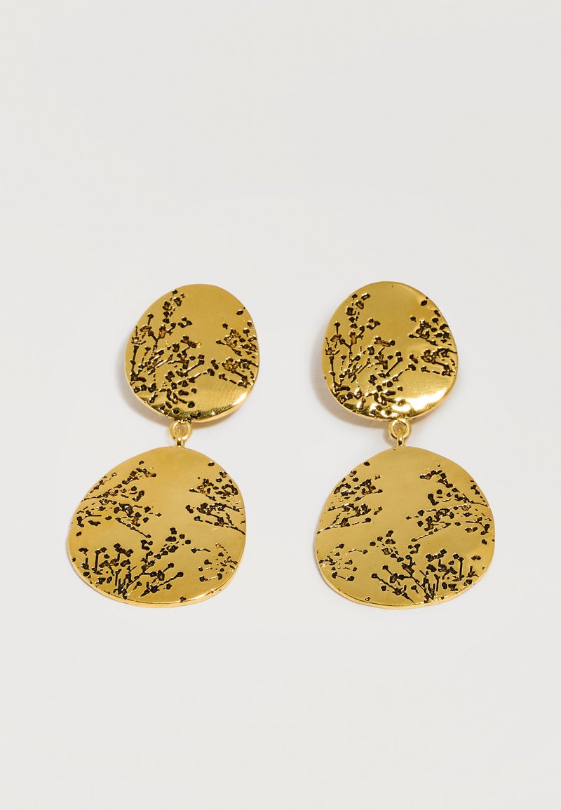 Κρεμαστά σκουλαρίκια διπλού σταυρ ού σε χρυσή απόχρωση με υφή μαυρισμένων κλαδιών σε ακανόνιστες οβάλ μορφές.