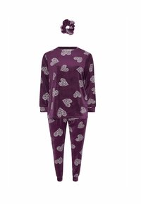 Lila samettinen pyjamasetti, jossa on pitkähihainen paita ja housut, joissa on valkoisia sydämen kuvioita. Mukana samanlainen hiusdonitsi.