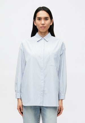 Camicia a righe con bottoni in azzurro chiaro e bianco. Presenta un colletto, maniche lunghe, una tasca applicata e una vestibilità comoda. Realizzata in tessuto liscio.