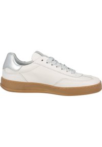 Zapatilla blanca de cuero con un acento metálico plateado en el talón, puntera redonda y cordones gris claro. Presenta una suela de goma marrón y detalles de costura.