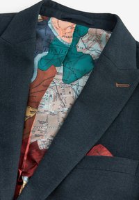 Czarny, ciemny żakiet z teksturowanej tkaniny. Wnętrze zdobi kolorowy wzór mapy w odcieniach niebieskiego, pomarańczowego i czerwonego. Widoczna czerwona chusteczka w kieszeni.