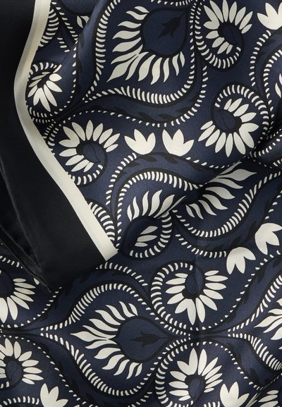 Σκούρο μπλε μεταξωτό μαντήλι με σχέδιο παϊέτας και λουλουδιών σε λευκό και μαύρο, με καθοριστικό λευκό περίγραμμα και απαλή, λεία υφή.