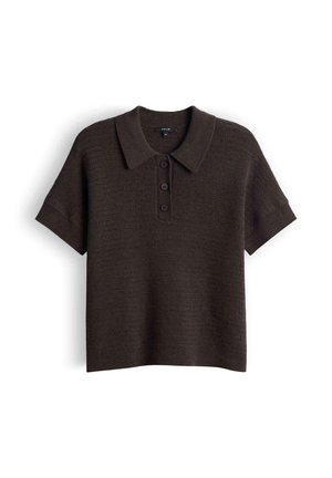 Donkerbruine gebreide polo met korte mouwen, drie knopen en een gestructureerde stof, plat weergegeven tegen een witte achtergrond.