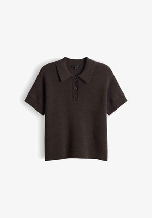 Donkerbruine gebreide polo met korte mouwen, drie knopen en een gestructureerde stof, plat weergegeven tegen een witte achtergrond.