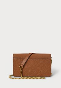 Geantă de mână texturată maro cu închidere prin clapetă magnetică, dotată cu o curea din lanț aurie și un design neted, elegant.