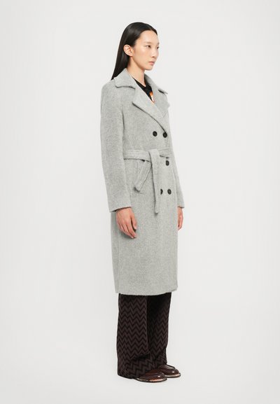 Palton dintr-un amestec de lână gri, cu un design cu guler dublu, clape late și un cordon în talie, asortat cu pantaloni largi cu model închis.