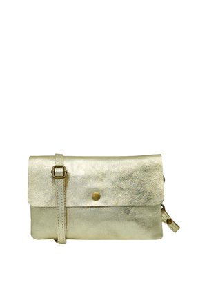 Pochette en cuir métallisé doré avec bandoulière ajustable et fermeture par bouton-pression à l'avant, sur fond blanc.
