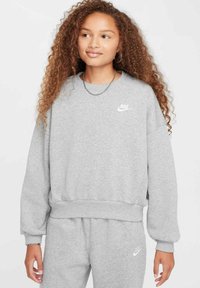 Szara bluza Nike z prążkowanym dołem i mankietami, z małym białym logo na piersi i luźnym krojem. Miękka tekstura, casualowy design.