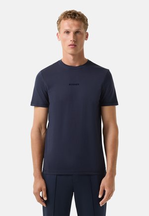 Marineblå kortærmet T-shirt lavet af glat stof, med rund hals og lille sort "BOGNER" logo på brystet.