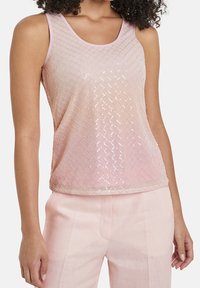 Top senza maniche di un rosa chiaro con un motivo a diamante, arricchito da paillettes per una texture unica e una finitura liscia. Collo rotondo e una leggera lucentezza.