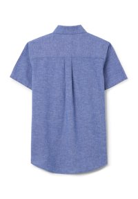 Camisa de manga corta en tela chambray azul claro con cuello clásico, pliegue en la espalda y dobladillo curvado. Textura suave y diseño sencillo.