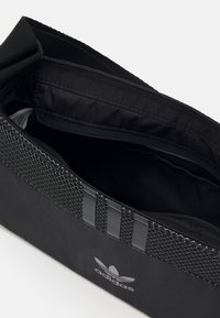 adidas Originals MINI AIRLINER - Taška s příčným popruhem - black/reflective silver