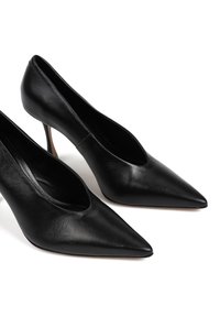 Czarne skórzane buty na wysokim obcasie z ostrym noskiem i głębokim wycięciem w kształcie V. Gładka faktura, smukły obcas w stylu szpilki i minimalne akcenty.