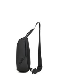 Borsa a tracolla nera dal design slim, realizzata con un mix di materiali lisci e testurizzati, dotata di tracolla regolabile e chiusura con cerniera.