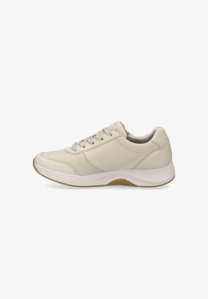 Beige læder sneaker med rund tå, snørebåndsdesign, polstret krave og struktureret ydersål. Minimal syning og glat overfladefinish.
