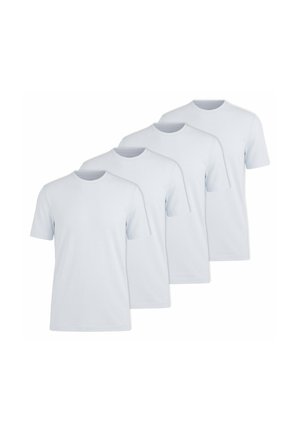 Quatre t-shirts blancs unis à manches courtes et col rond, disposés en diagonale sur un fond blanc.