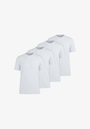 Vier schlichte weiße Kurzarm-T-Shirts mit Rundhalsausschnitt, diagonal auf weißem Hintergrund angeordnet.