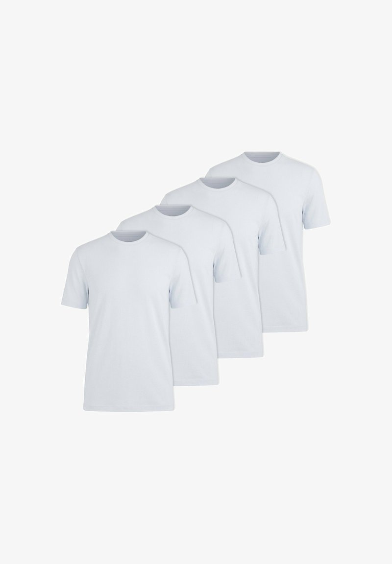 Quatre t-shirts blancs unis à manches courtes et col rond, disposés en diagonale sur un fond blanc.