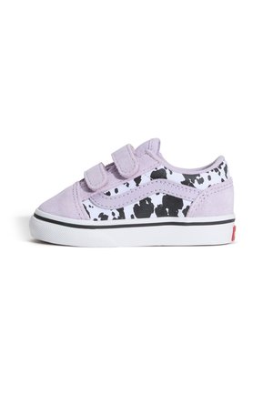 Niedriger Kinder-Sneaker aus lavendelblauem Wildleder, schwarz-weißem Kuhmuster-Stoff, zwei Klettverschlüssen und weißer Gummisohle mit schwarzem Streifen.