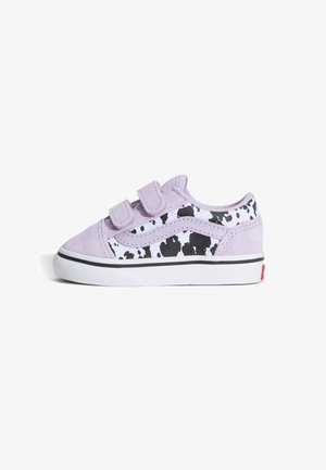 Niedriger Kinder-Sneaker aus lavendelblauem Wildleder, schwarz-weißem Kuhmuster-Stoff, zwei Klettverschlüssen und weißer Gummisohle mit schwarzem Streifen.