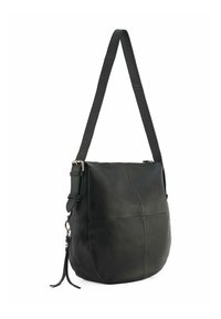 Borsa a spalla in pelle nera con forma curva, caratterizzata da una superficie texturizzata, tracolla regolabile e dettagli di cucitura sottili.