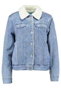 Giacca di jeans blu chiaro con colletto in sherpa bianco, dotata di due tasche sul petto, bottoni sul davanti e orlo leggermente sfilacciato.