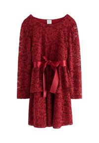 Rød blondekjole med lange ærmer, blomstermønster og en satinbælte i taljen. Stoffet er struktureret, og kjolen har en udvidet silhuet.