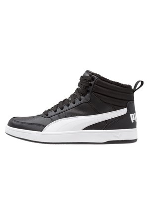 Schwarzer High-Top-Sneaker mit weißem Puma-Streifen, weißer Sohle, schwarzen Schnürsenkeln, gepolstertem Kragen und Zuglasche auf schlichtem weißem Hintergrund.