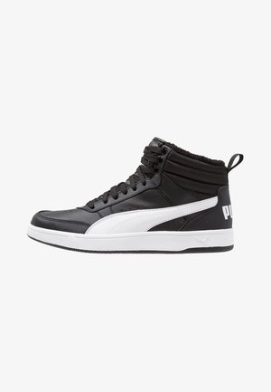 Czarny, wysokiej cholewce sneaker z białym paskiem Puma, białą podeszwą, czarnymi sznurówkami, wyściełanym kołnierzem i pętlą do zakładania na jednolitym białym tle.