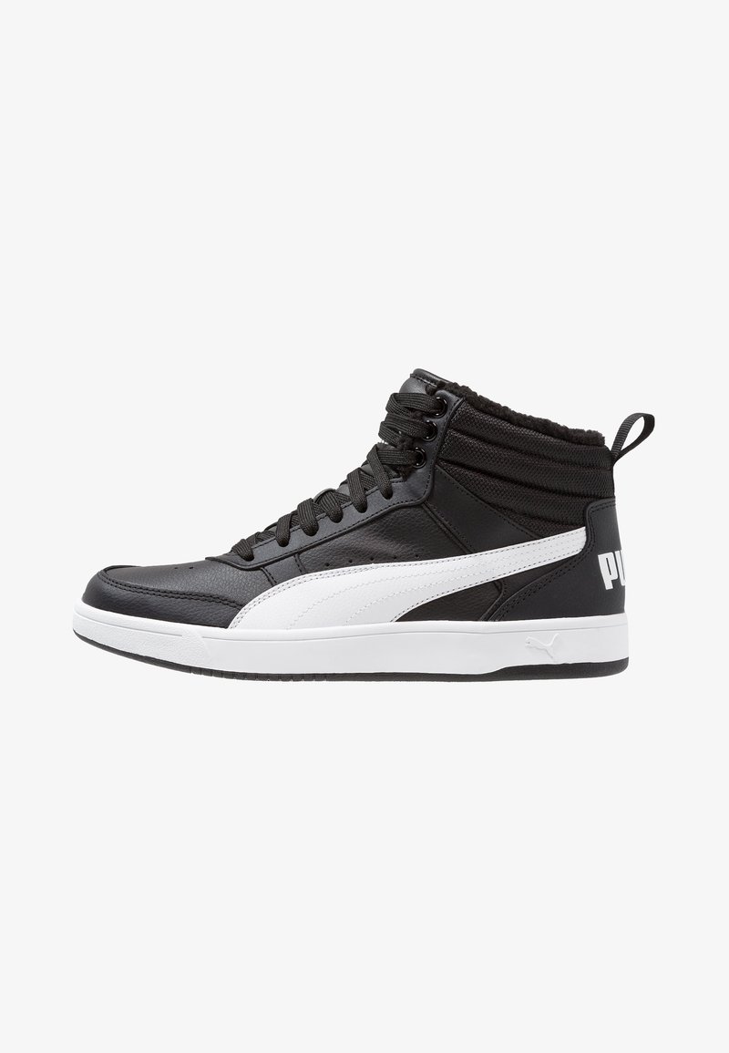 Basket montante noire avec bande blanche Puma, semelle blanche, lacets noirs, col rembourré et languette sur fond blanc uni.