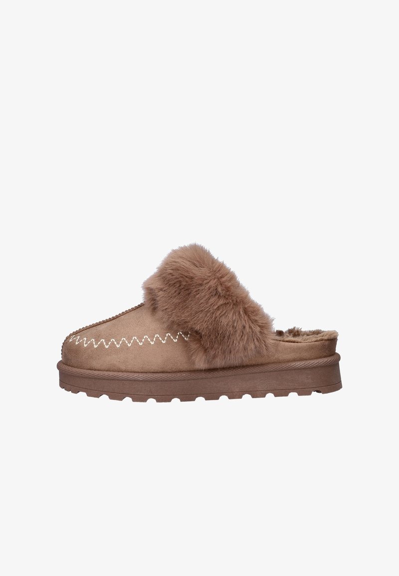 Bruine suède instapslippers met een fluffy fur accent, zigzag stiksels en een gestructureerde rubberen zool. Zachte voering voor comfort.
