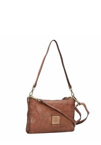 Borsa a tracolla in pelle marrone con una finitura testurizzata, hardware dorato, tracolla regolabile e un'etichetta decorativa sulla parte anteriore.