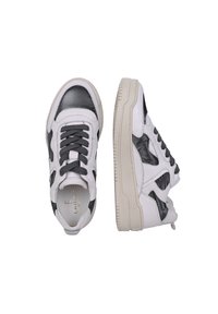 Sneakers med en overdel i hvidt og sort læder, med en tyk cremefarvet sål, grå snører og en glat finish med kontrasterende paneler.