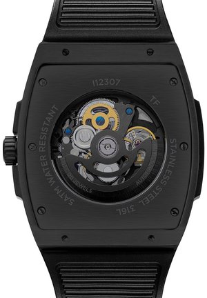 Montre noire avec un fond transparent, mettant en valeur des engrenages complexes et un mélange de composants en or et en argent, le tout dans un boîtier rectangulaire en acier inoxydable.