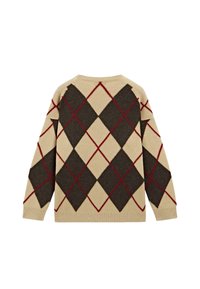 Pull en tricot beige avec un motif argyle crème, marron et rouge. Il présente un col rond et des poignets et un bas côtelés.