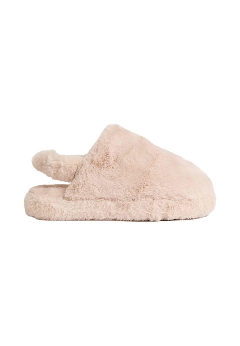 Pantofole in pelliccia sintetica rosa con design aperto sul retro, punta arrotondata e texture morbida. Presenta cuciture lungo la parte superiore e la suola.