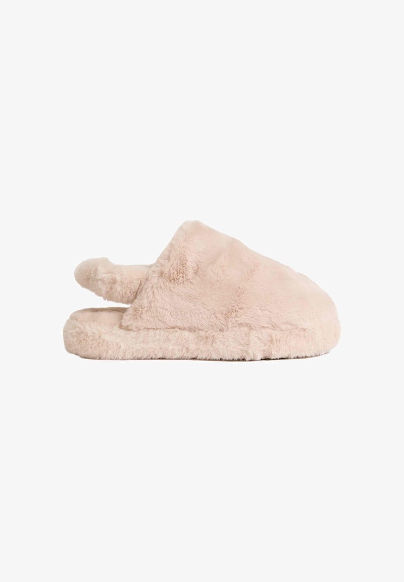 Pantofole in pelliccia sintetica rosa con design aperto sul retro, punta arrotondata e texture morbida. Presenta cuciture lungo la parte superiore e la suola.