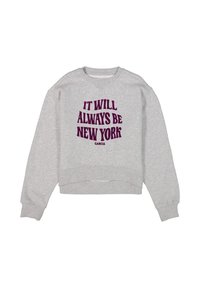 Sudadera corta gris hecha de una tela suave, con un estampado gráfico púrpura que dice "SIEMPRE SERÁ NUEVA YORK" y "GARCI."