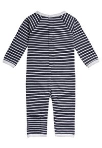 Pruhovaný overal v námořnické modré a bílé barvě, s dlouhými rukávy, kulatým výstřihem a zapínáním na knoflíky na zádech. Měkká bavlněná látka.