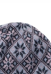 Stickad mössa med ett geometriskt mönster i mörkblått, ljusblått och rosa nyanser, med en mjuk textur och rundad form.