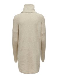 Bež turtleneck džemper s teksturiranim pletenjem, spuštenim ramenima, dugim rukavima i lagano prevelikim krojem, bez vidljivih dugmadi.