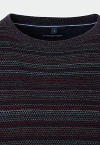 Strickpullover in dunklen Tönen mit horizontalen Streifen in Rot, Grau und Marineblau. Verfügt über einen runden Ausschnitt und einen weichen, strukturierten Stoff. Markenlabel sichtbar.