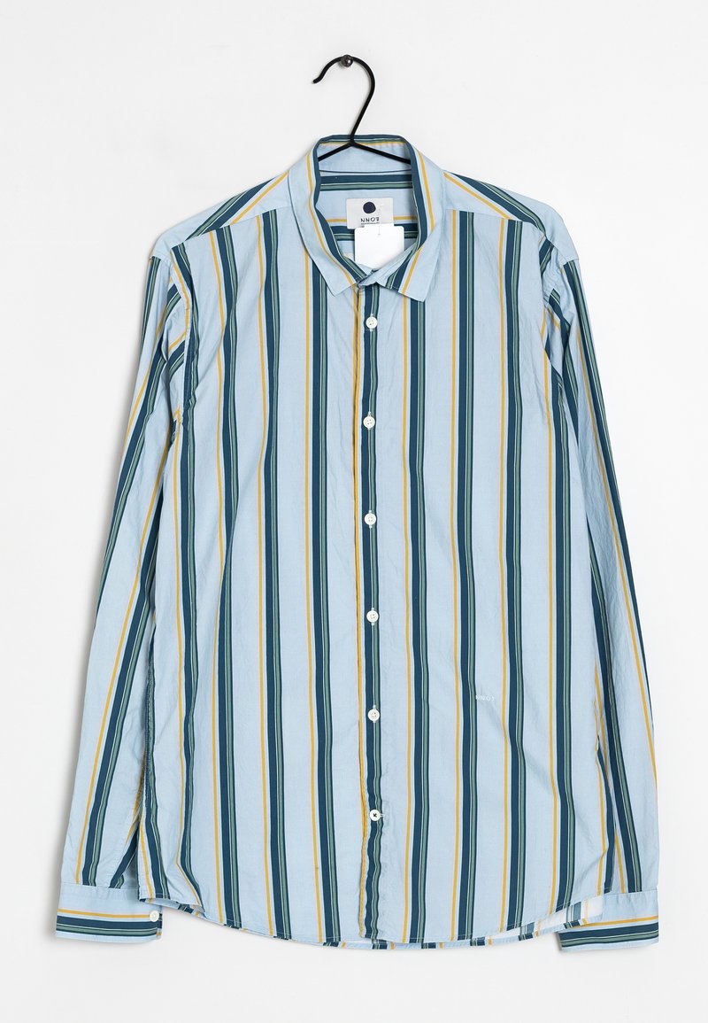 Chemise boutonnée bleu clair avec des rayures verticales en vert foncé, marine et jaune. Dotée d'un col classique et de manches longues.