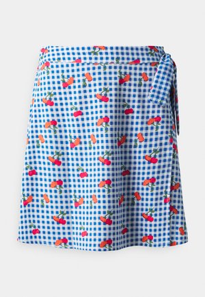 Kék kockás szoknya virágmintával, amelyen narancs és piros virágok találhatók. Könnyű anyagból készült, oldalt megkötős kialakítással.