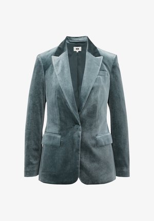 Blazer en velours teal avec une fermeture à un bouton, des revers crantés et deux poches avant ; texture lisse avec un doux éclat.